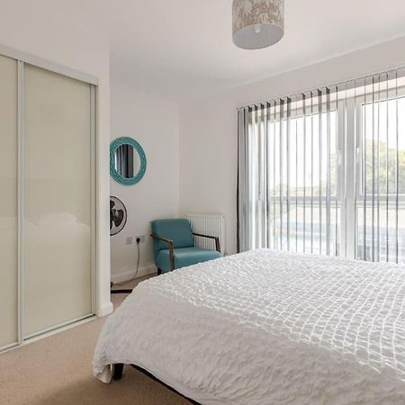 Stylish Station Apartment In Rochester With Free Parking Wainscot Экстерьер фото