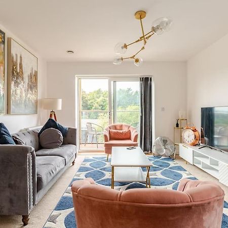 Stylish Station Apartment In Rochester With Free Parking Wainscot Экстерьер фото