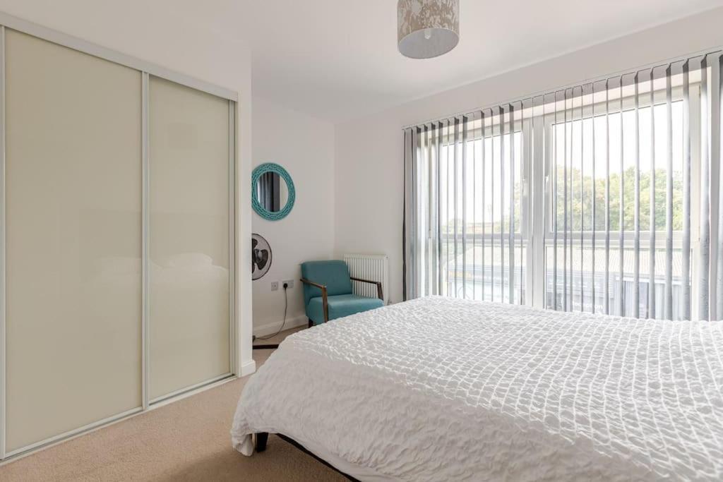 Stylish Station Apartment In Rochester With Free Parking Wainscot Экстерьер фото