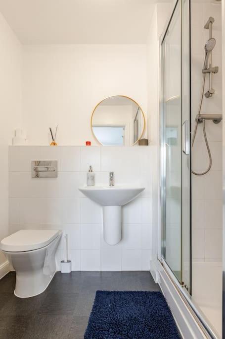 Stylish Station Apartment In Rochester With Free Parking Wainscot Экстерьер фото