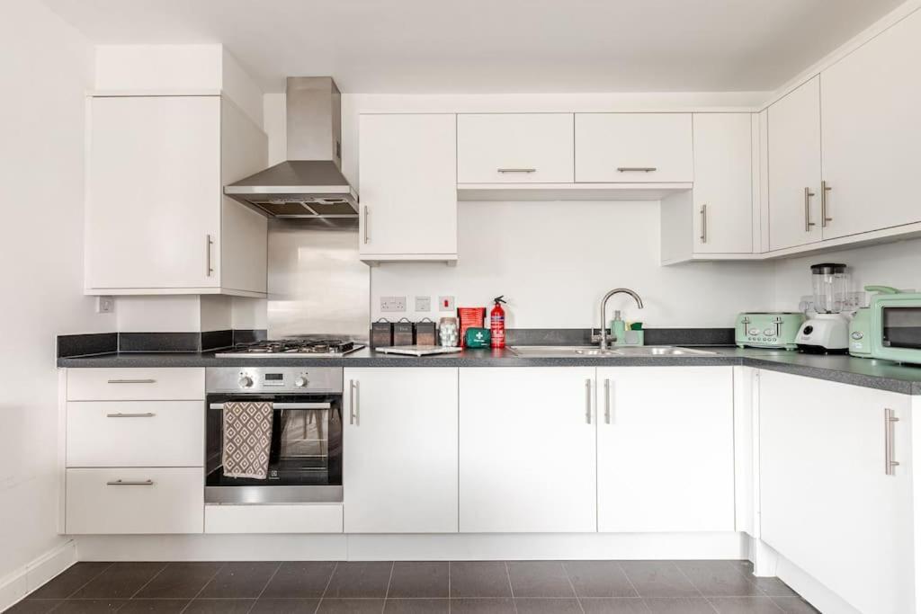 Stylish Station Apartment In Rochester With Free Parking Wainscot Экстерьер фото