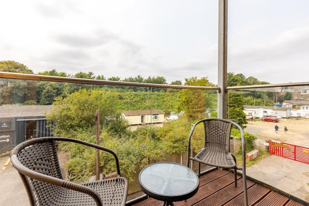 Stylish Station Apartment In Rochester With Free Parking Wainscot Экстерьер фото