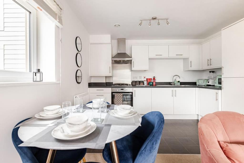 Stylish Station Apartment In Rochester With Free Parking Wainscot Экстерьер фото