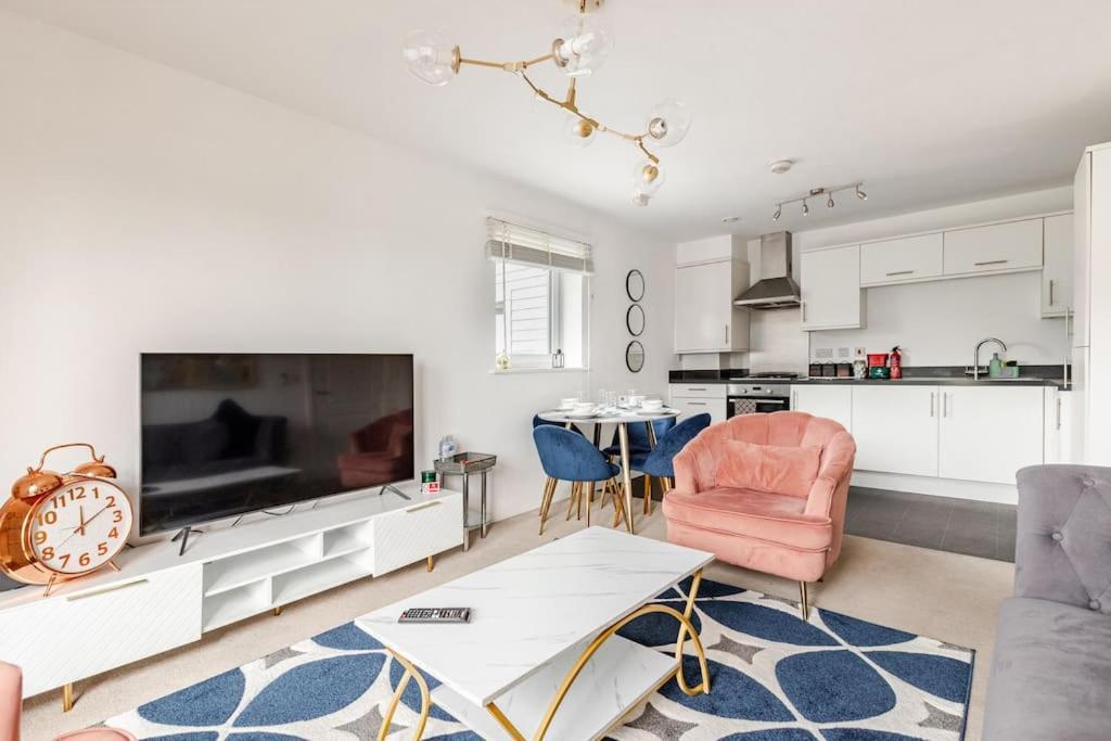 Stylish Station Apartment In Rochester With Free Parking Wainscot Экстерьер фото