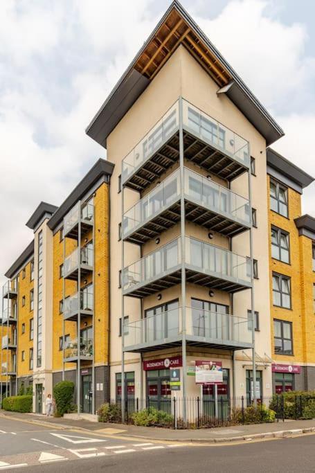 Stylish Station Apartment In Rochester With Free Parking Wainscot Экстерьер фото